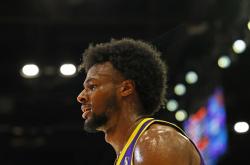 开云体育官网-湖人队后卫连续砍分，单场30+创新高的简单介绍