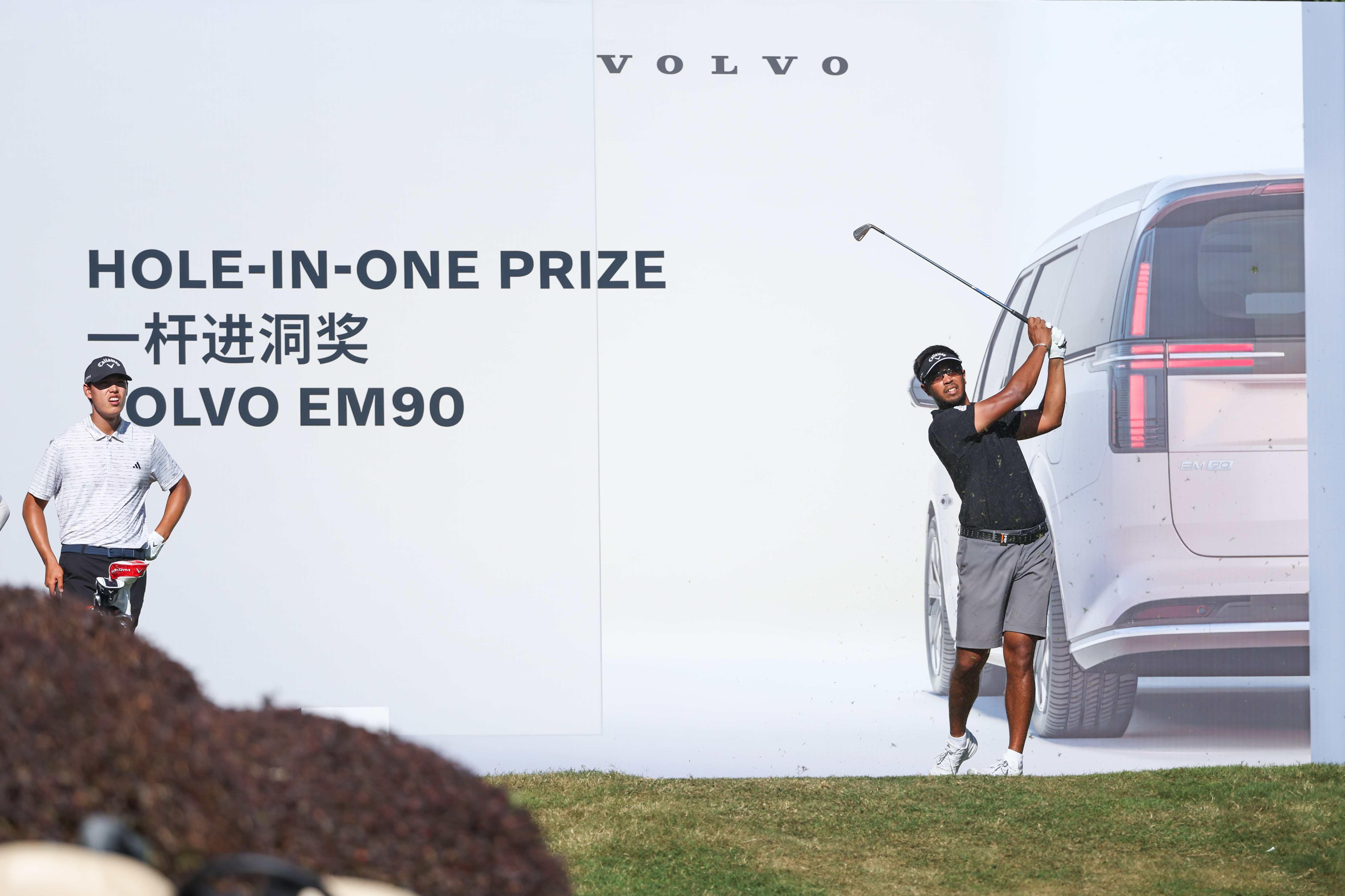 包含高尔夫场外新闻不断，话题热度爆表的词条